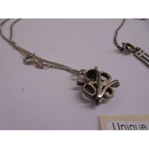 1038 - A silver necklace and a silver pendant. 14 grams.