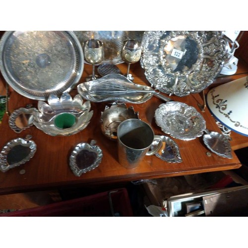 522 - A mixed lot of silver plate.