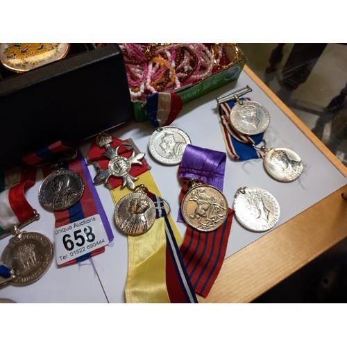 658 - A mixed lot of medals.