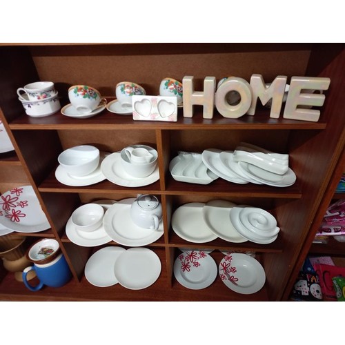 508 - A good lot of assorted ceramic dinner ware etc.,