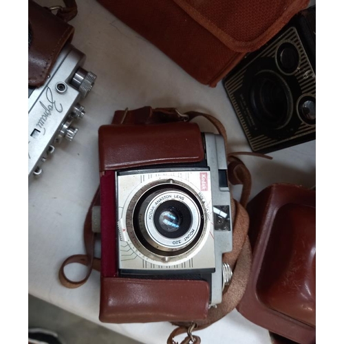 610 - 5 cased vintage cameras