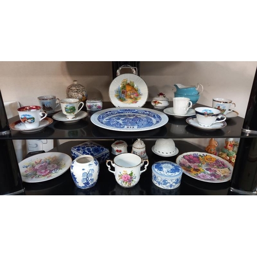 613 - 2 shelves of miscellaneous china including blue willow cups and saucers etc