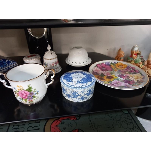 613 - 2 shelves of miscellaneous china including blue willow cups and saucers etc