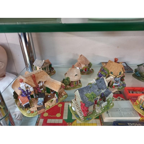 630 - A quantity of Lilliput Lane cottages etc 2 a/f