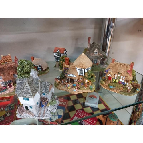 630 - A quantity of Lilliput Lane cottages etc 2 a/f