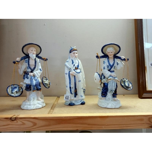 632 - 3 blue and white China men figures