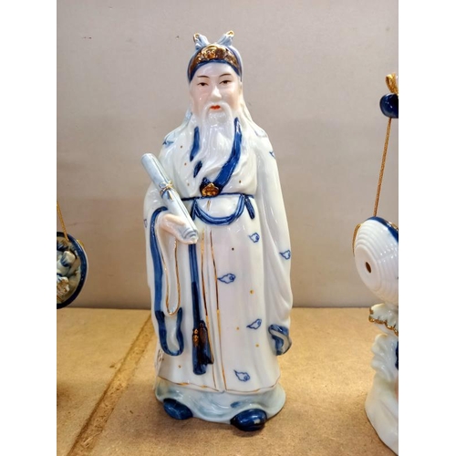 632 - 3 blue and white China men figures