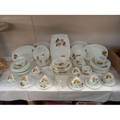 641 - A good set of Pyrex dinnerware