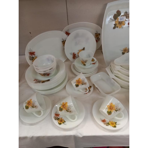 641 - A good set of Pyrex dinnerware