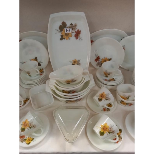 641 - A good set of Pyrex dinnerware