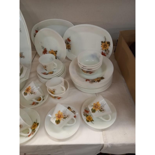 641 - A good set of Pyrex dinnerware