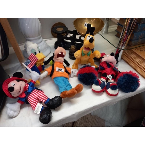 669 - A quantity of toys from Walt Disney world including Mickey and Minnie Mouse