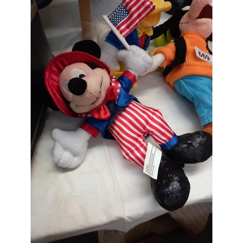 669 - A quantity of toys from Walt Disney world including Mickey and Minnie Mouse