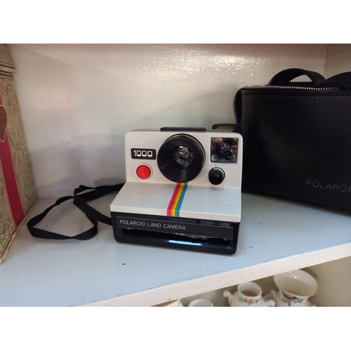 678 - A vintage instant Polaroid 1000 hand camera & a empty Rollicord camera box