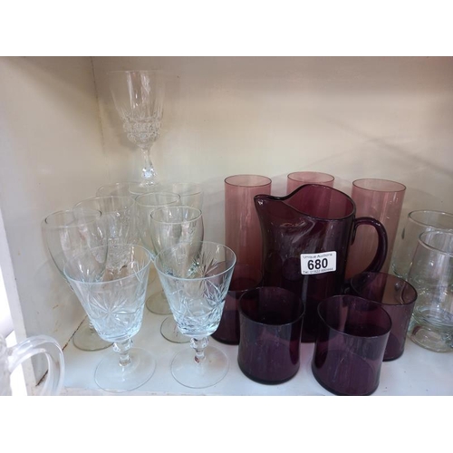 680 - A mixed lot of water jugs & glasses