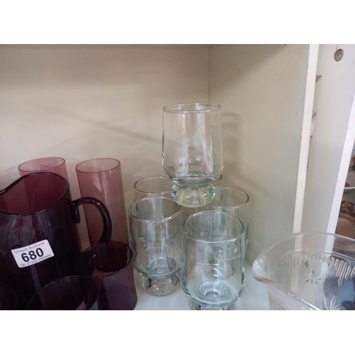 680 - A mixed lot of water jugs & glasses