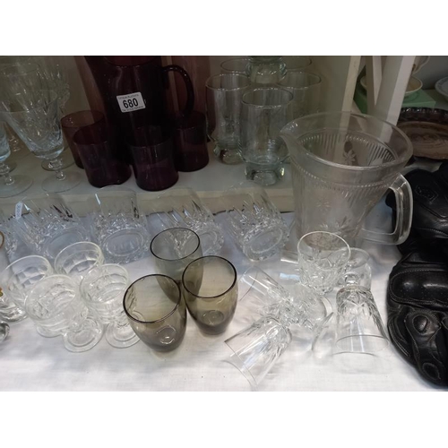 680 - A mixed lot of water jugs & glasses