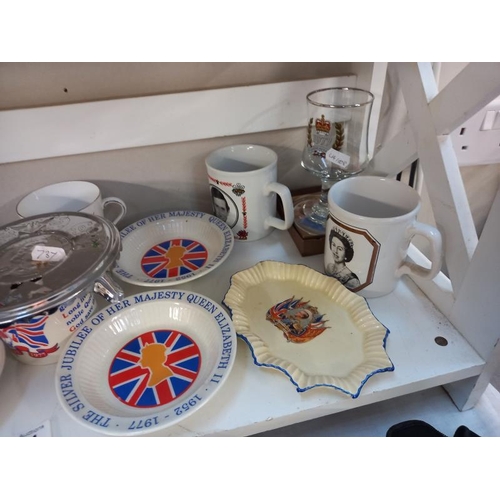 684 - A mixed lot of Royalty items including teapot stand & Silver Jubilee dishes etc.