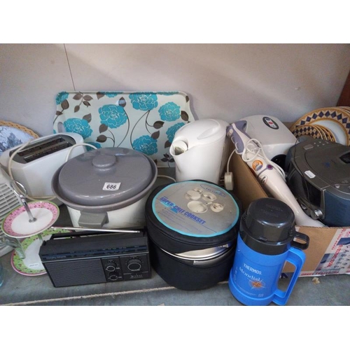 686 - A mixed lot of kitchenalia including meat grinder, slow cooker & radio etc