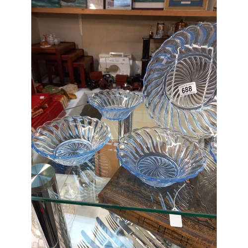 688 - A lovely vintage fruit/dessert bowl set in blue