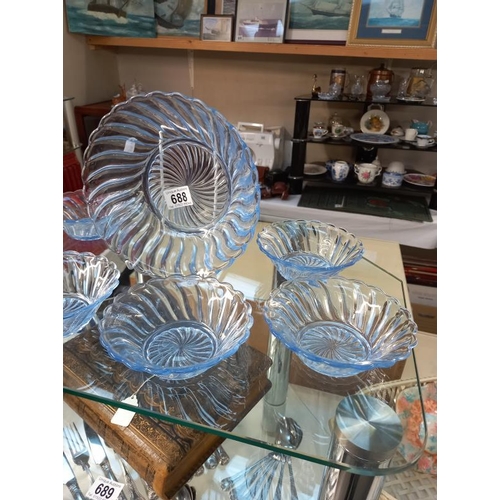 688 - A lovely vintage fruit/dessert bowl set in blue