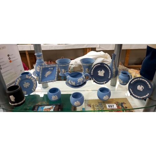 697 - 16 pieces of Wedgwood jasperware