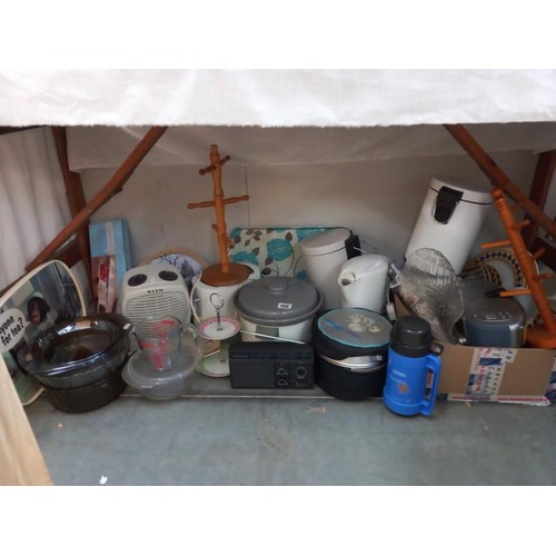 686 - A mixed lot of kitchenalia including meat grinder, slow cooker & radio etc