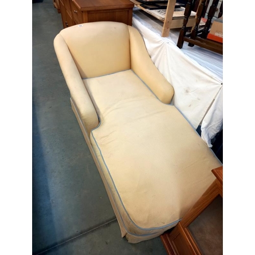 752 - A cream fabric covered day bed chaise longue