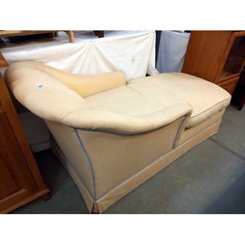 752 - A cream fabric covered day bed chaise longue