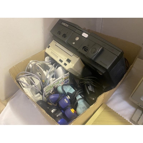 787 - A vintage Atari 1040ST with monitor & Xbox & Sega Dreamcast & a quantity of hand controllers