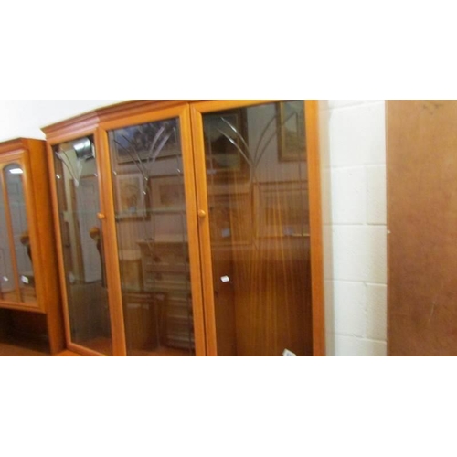 924 - A superb quality glazed top triple door display cabinet. COLLECT ONLY