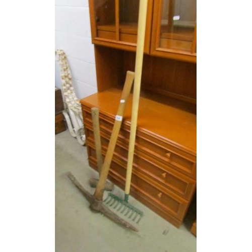 926 - A pick axe, sledge hammer and garden rake, COLLECT ONLY.