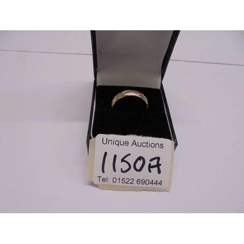 A 9ct gold wedding ring, size R, 3.7 grams.