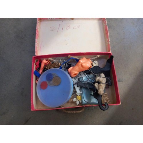 726 - A box of Sindy/Barbie STYLE/type Dolls with clothing