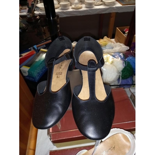 105 - 3 pairs of ladies dancing shoes, all size 5.5