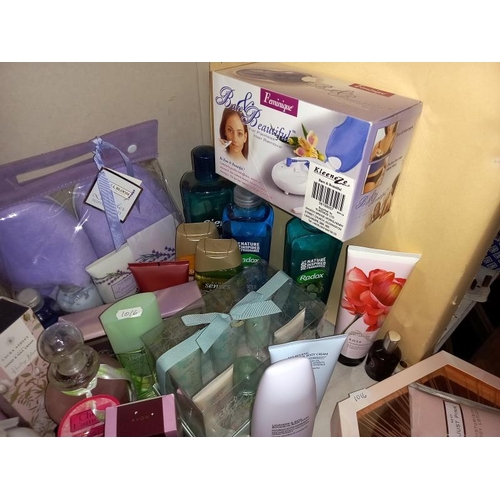 17 - A large selection of ladies toiletries etc