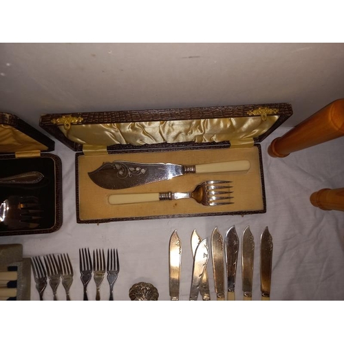 26 - 4 case cutlery sets including fish knives and forks and Italian spoons