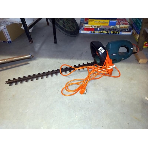 65 - A Makita 500w hedge cutter in working order