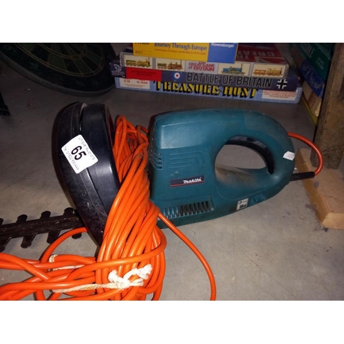 65 - A Makita 500w hedge cutter in working order