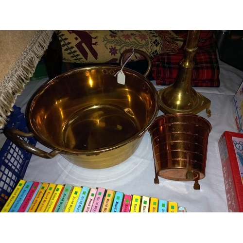 155 - A brass jardiniere & a brass jam pan