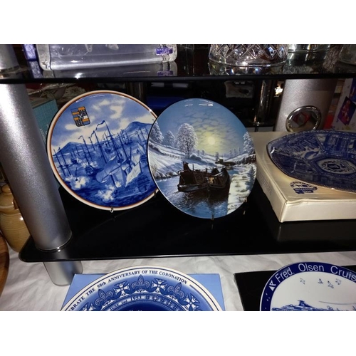 174 - A selection of blue & white cabinet collectors plates