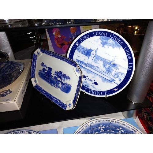 174 - A selection of blue & white cabinet collectors plates