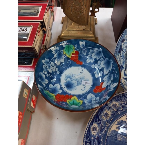 248 - A Chinese blue & white bowl with red bunches of grapes & 2 19th/20th century blue Willow plates