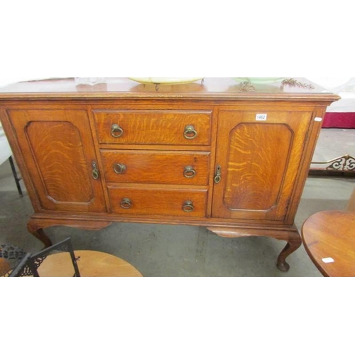 1462 - A good quality oak sideboard with two cupboards and three central drawers, COLLECT ONLY.