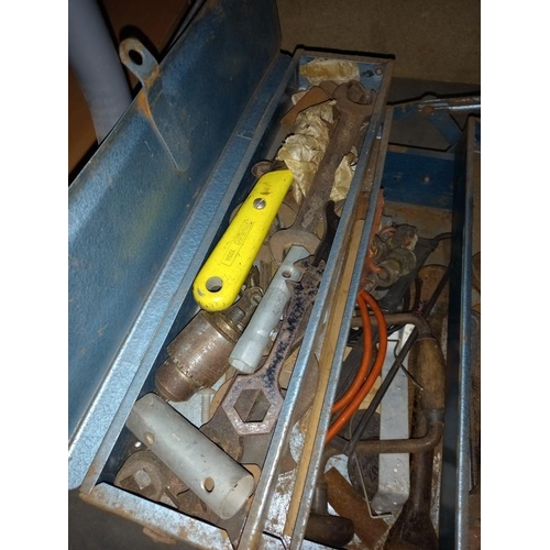 280 - A vintage cantilever tool box & contents including spanners