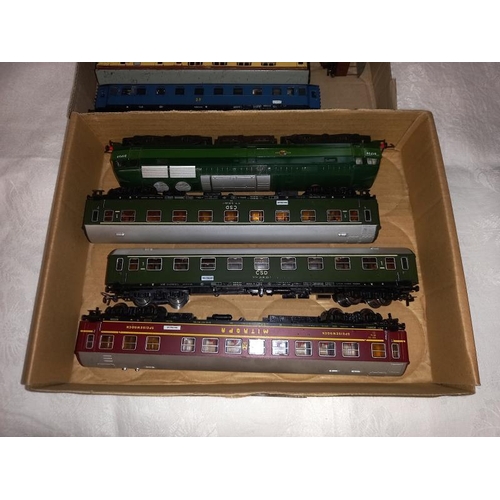 284 - A selection of 00/H0 gauge Hornby Dublo coaches including Schicht & Hornby engine