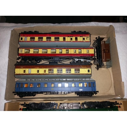 284 - A selection of 00/H0 gauge Hornby Dublo coaches including Schicht & Hornby engine