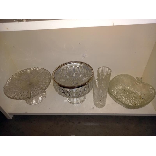 288 - A large quantity of miscellaneous vintage glass including bowls, cake stands & tankards etc. (4 shel... 