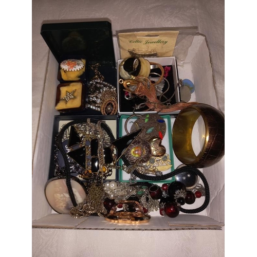 296 - A good mixed lot of costume jewellery including pendants, necklaces & brooches etc.