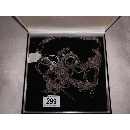 299 - A fabulous silver coloured necklace with matching earrings